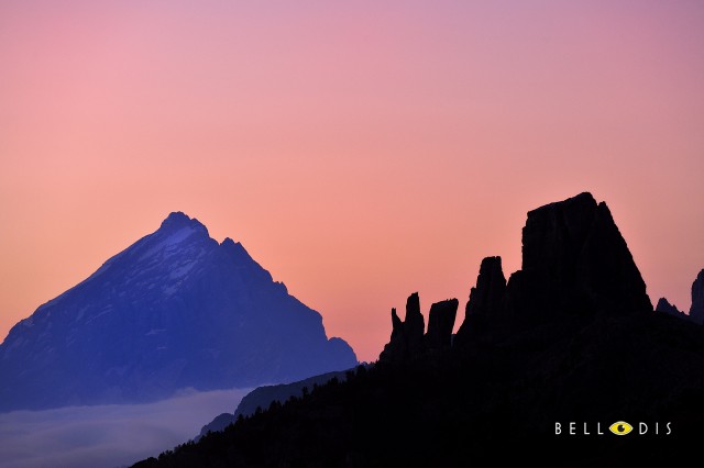 09D191 Silhouette of Dolomites at daw